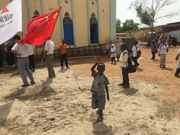 德建集團蘇丹工程公司為當?shù)毓聝韩I愛心